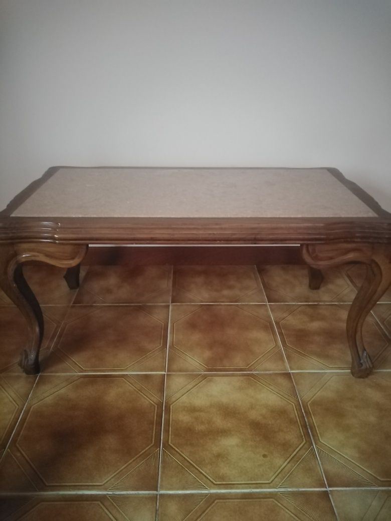 Mesa de sala de madeira