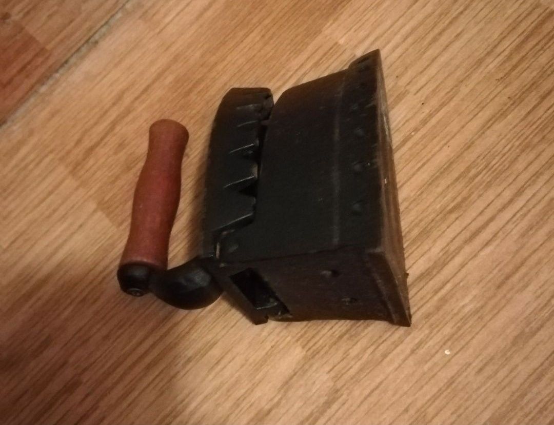 Ferro de Engomar Antigo (miniatura)