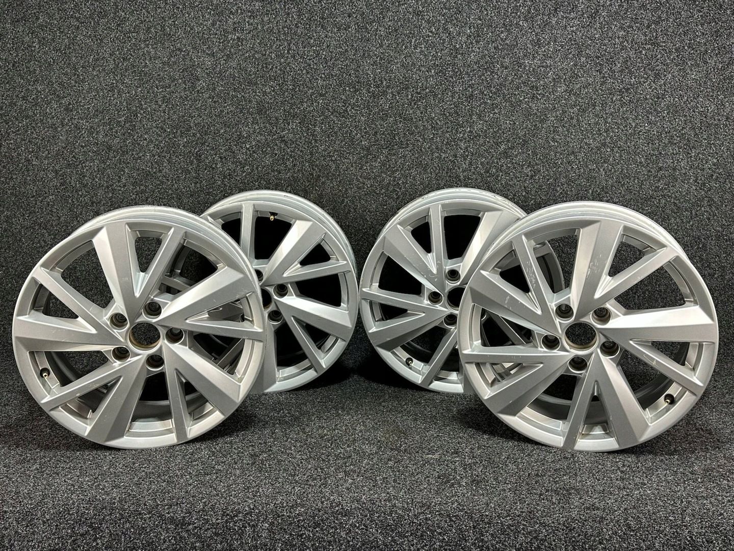Audi Q2 81A Felgi 7Jx17 Et45 5X112 81A601025C Komplet