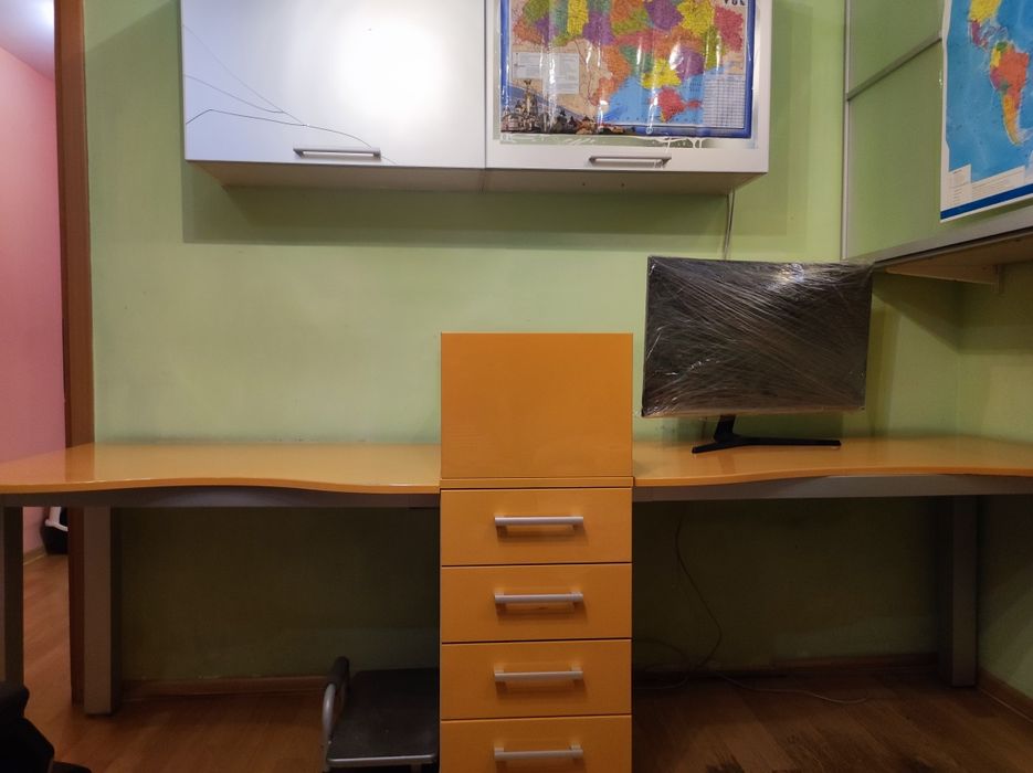 Продам двойной стол ученический + 2 настенных шкафа