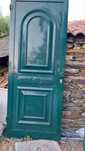 Vendo porta extrior, de cor verde.