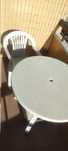 Conjunto de 2 cadeiras e mesa branca
