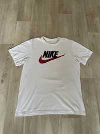 Футболка Nike Tee