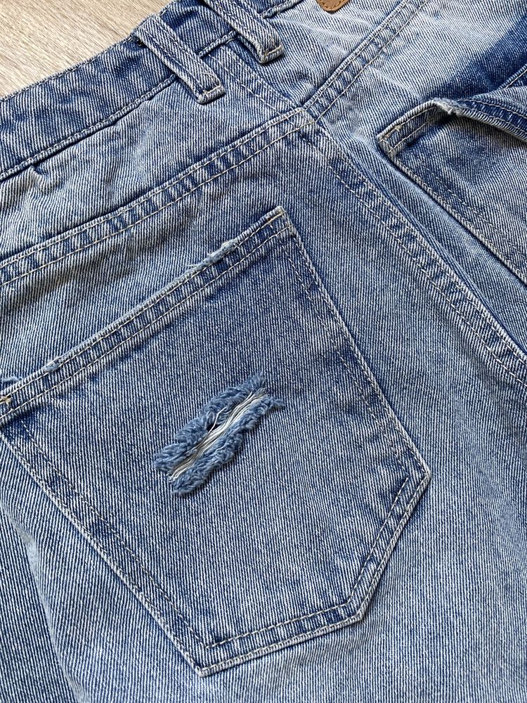 Nowe śliczne jasnoniebieskie spodnie jeansowe, rwane jeansy 32/34 XS