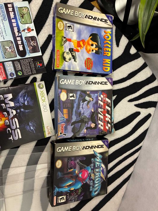 Zestaw pudełek i okładek gier PS1 GBA Xbox retro gaming