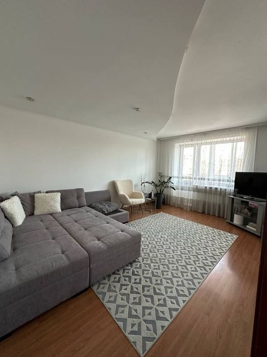 Продається простора 4 - кім. квартира в центрі з видом на Лебединку "