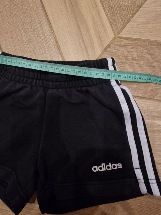 Czarne krotkie bawełniane spodenki Adidas 116/122 na trenning w-f