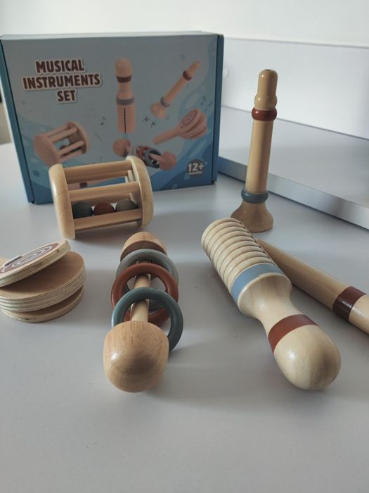 Drewniany zestaw instrumentów muzycznych grzechotki gryzaki