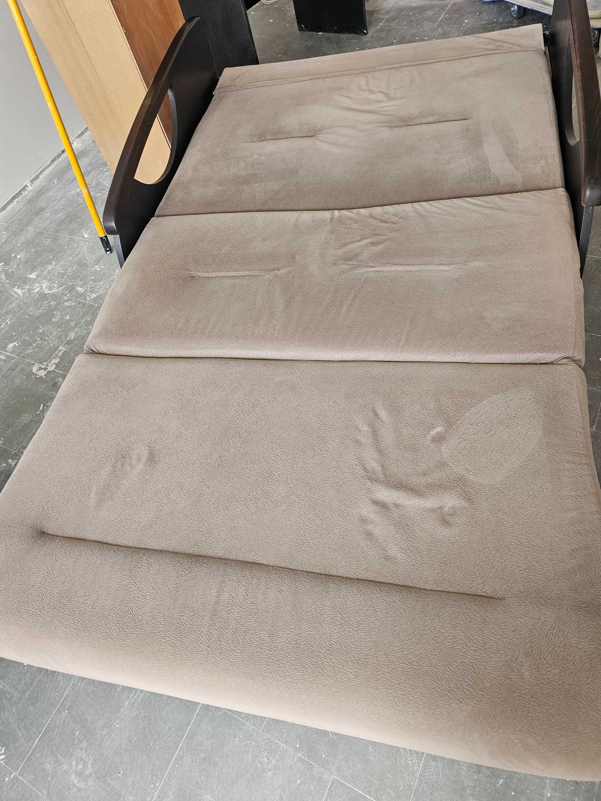 Rozkladana sofa dwuosobowa, z pojemnikiem na pościel