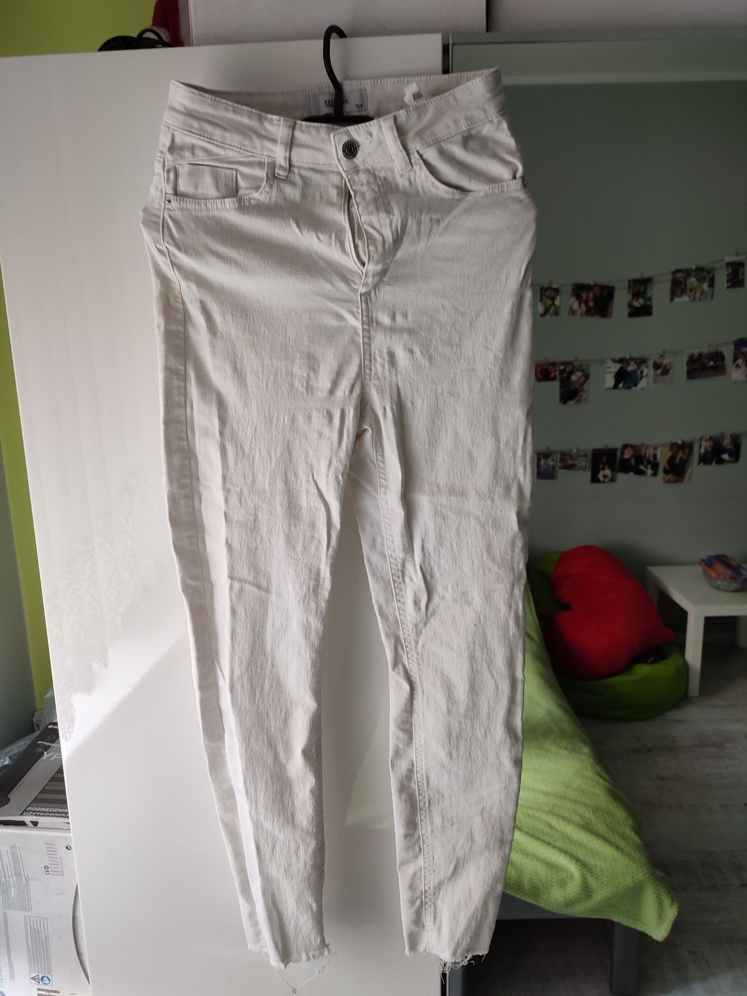 Spodnie w kolorze białym Reserved