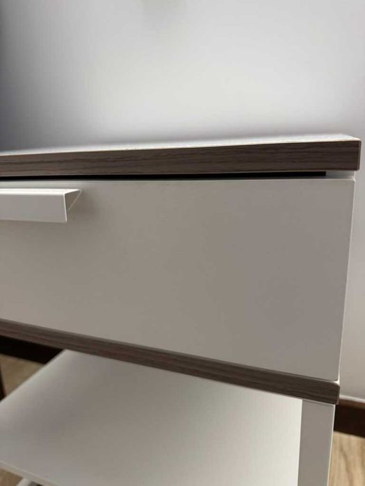 Mesa de cabeceira branca