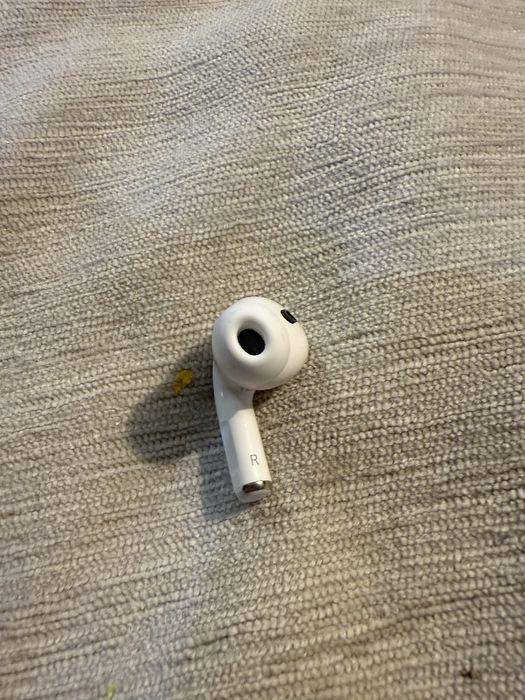 Продам один правий навушник airpods pro 1 a2083