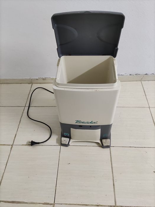 Balde do lixo com aspirador de pé