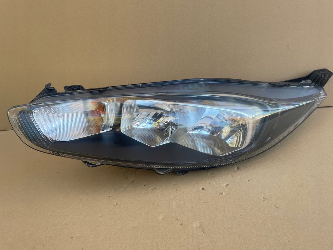Ford Fiesta Mk 7/2013 > Lift Lewa Przednia Lampa Czarna Europa