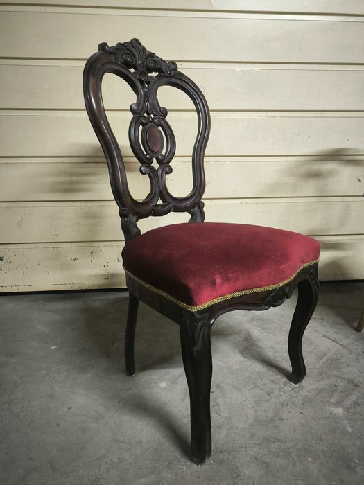 Par de cadeiras em veludo e madeira nobre