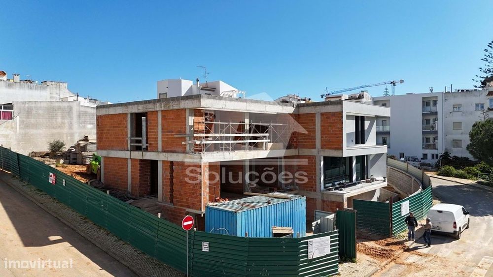 Moradia M4 Moderna com garagem e piscina