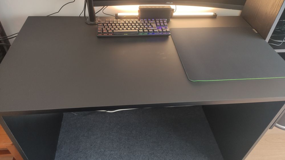 Secretária com led e suporte para 2 ecrãs