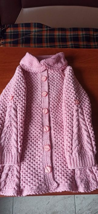 Вязаное пальто с шапочкой для девочки.