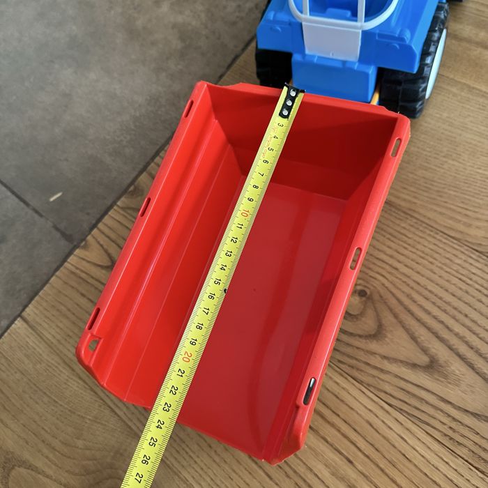 Великий трактор з ковшем та причепом