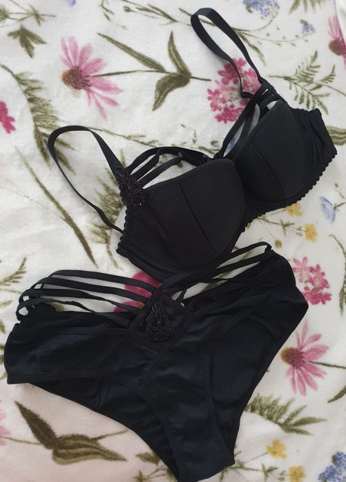 Komplet bielizny damskiej Gorsenia Evita czarna bielizna paski