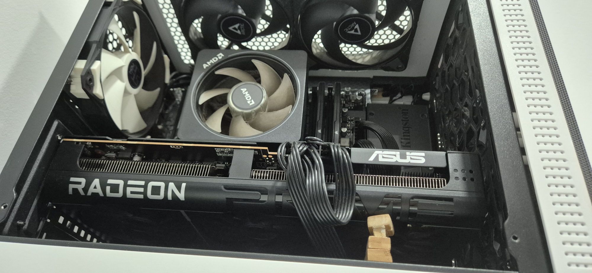 Torre Gamer (9070 + 7800X3D)
