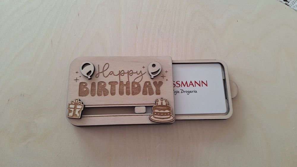 Drewniane pudełko na kartę podarunkową – Happy Birthday