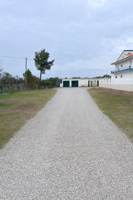 Aluga-se terreno- Zona Industrial de lpule