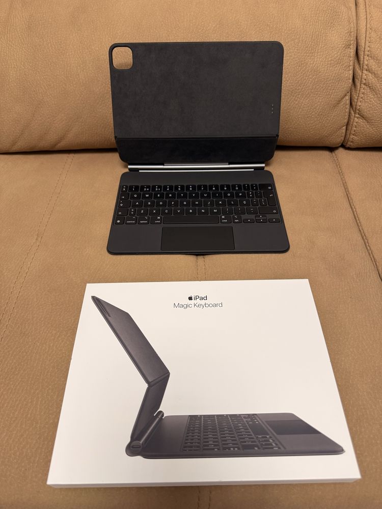 Magic Keyboard Apple, 11", com touchpad. 2025. Novo.