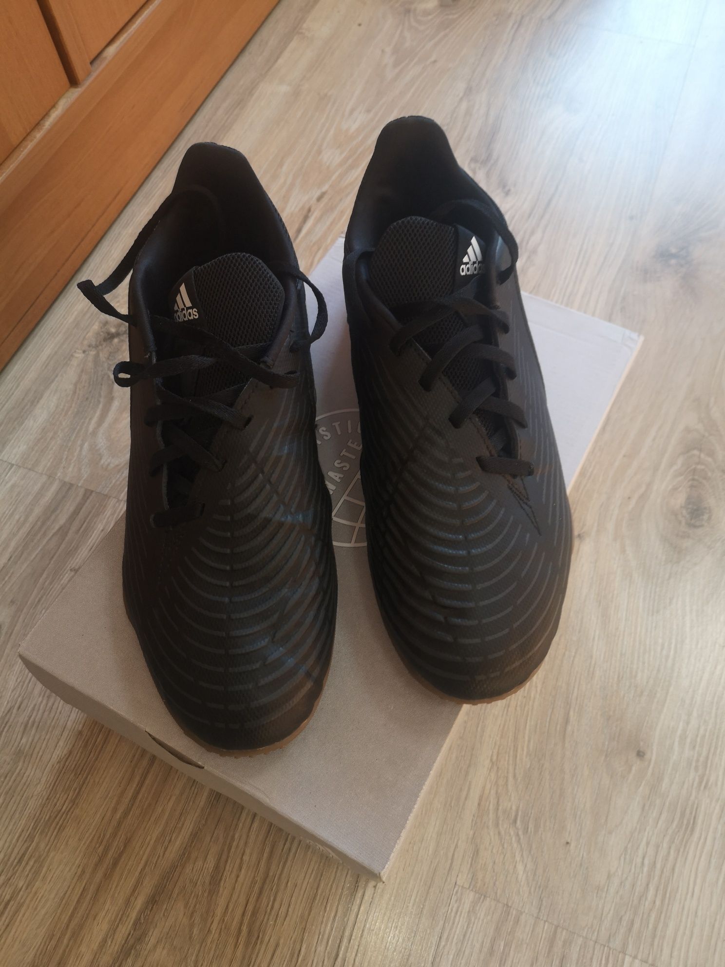 Buty Adidas Predator EDGE, na hale