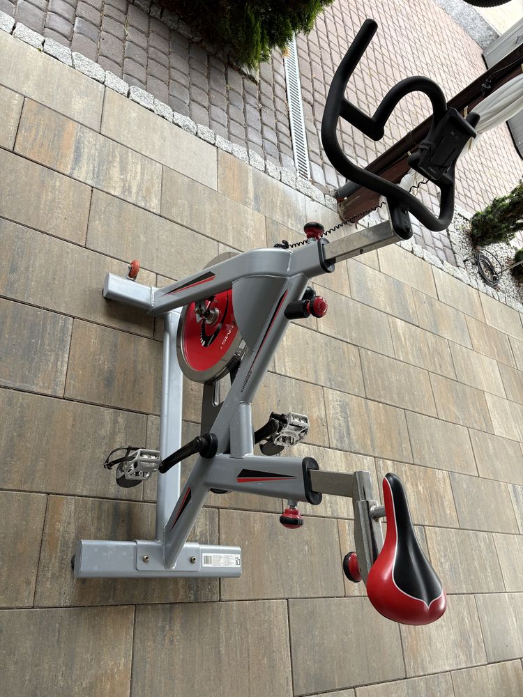 Rower stacjonarny spinningowy mechaniczny.