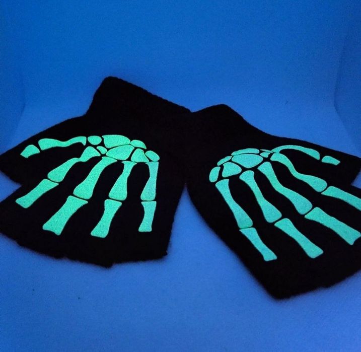 Перчатки без пальцев с принтом