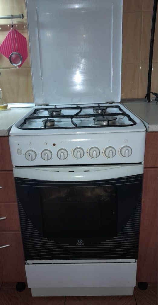 Газовая плита с электродуховкой INDESIT