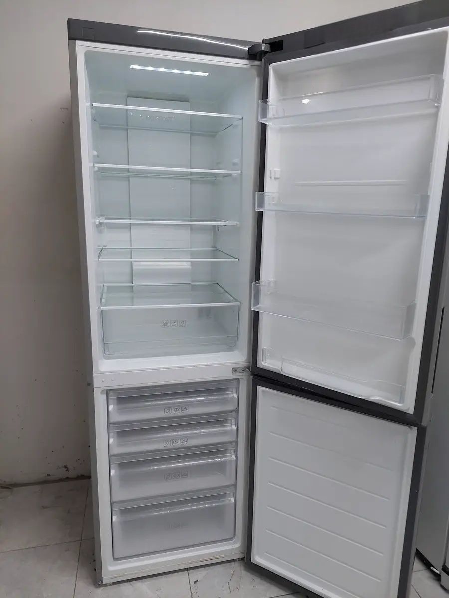 Сірий холодильник Haier C2F536 з Німеччини No frost