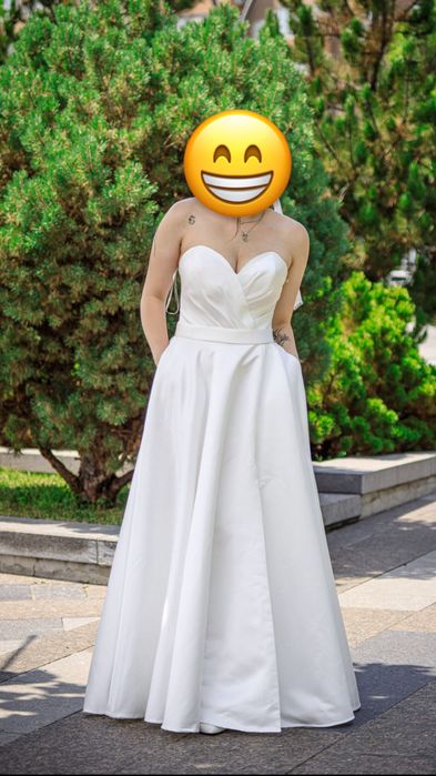 Атласна Весільна сукня корсетного типу, з розрізом на лівій ногі