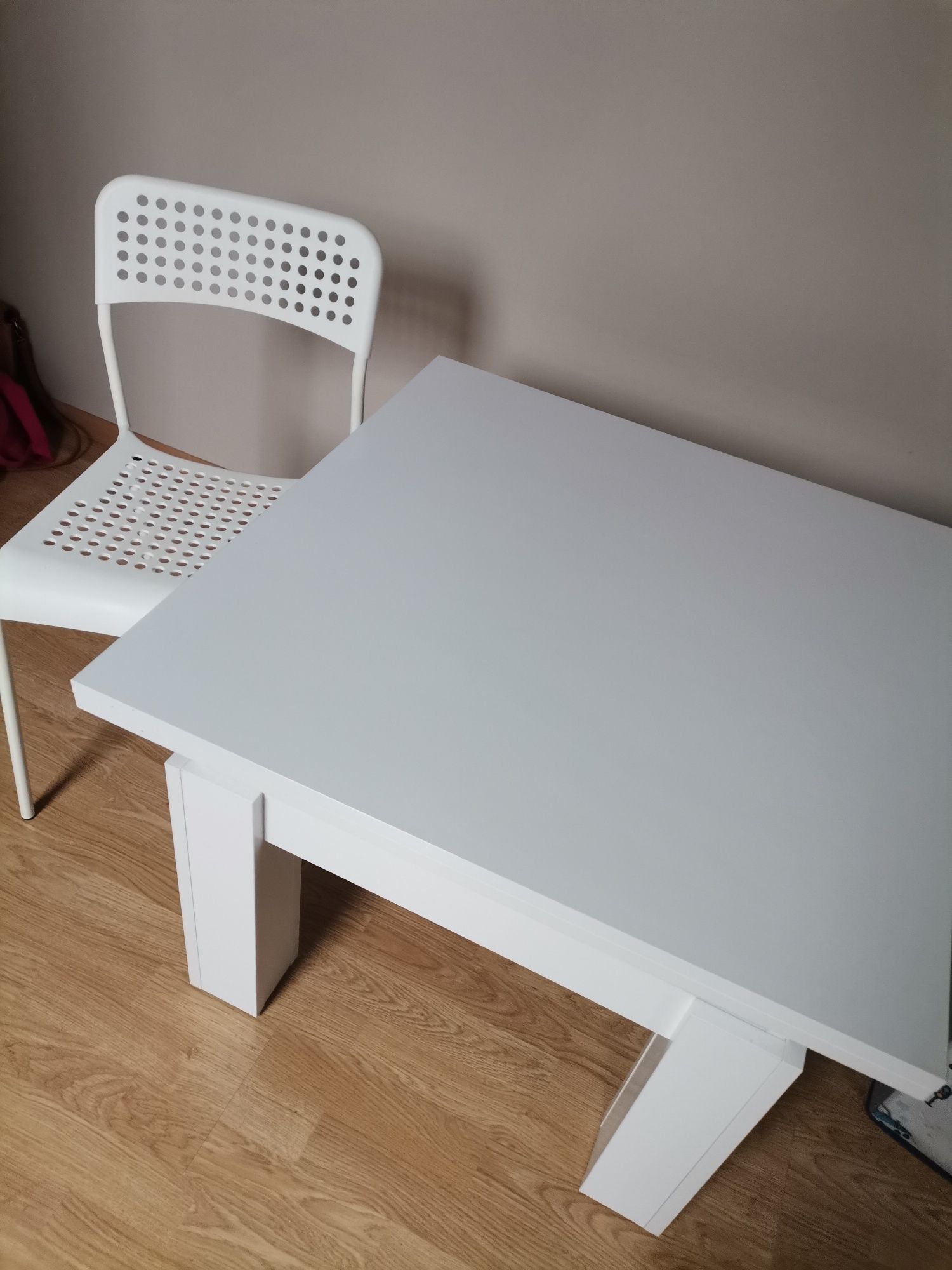 Stół biały rozkładany z 2 krzesłami