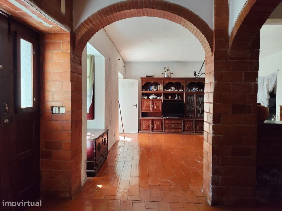 Encantadora Moradia na Mouraria: Oportunidade Única para Personalizar