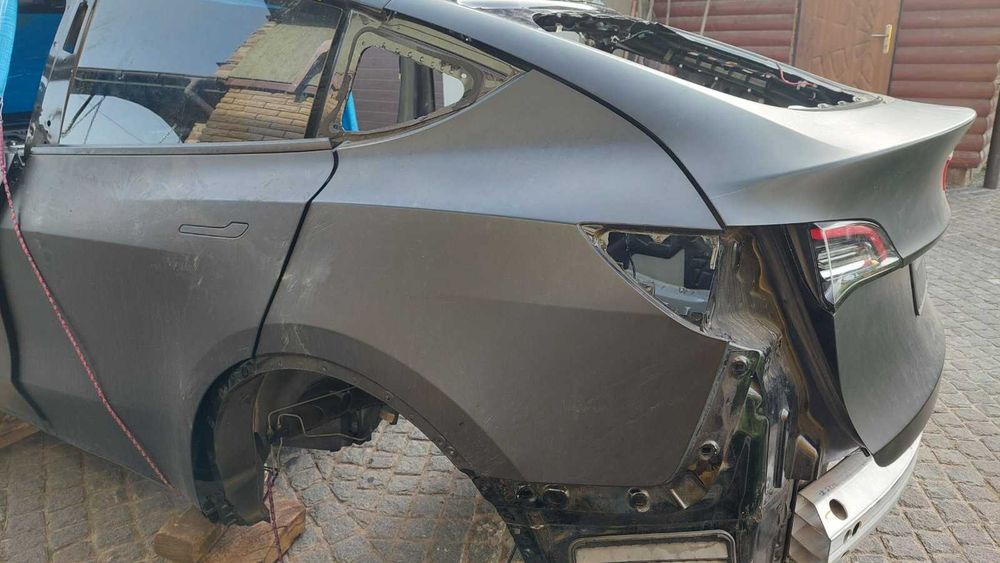 четверть ліва tesla model Y