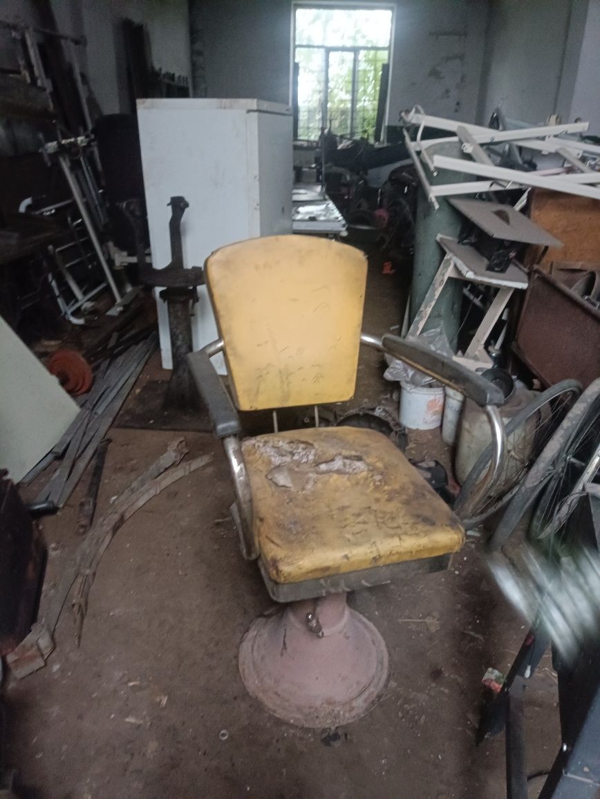 Продам старе перукарське крісло