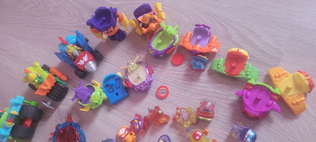 Pojazdy super zings + robot + przezroczyste figurki