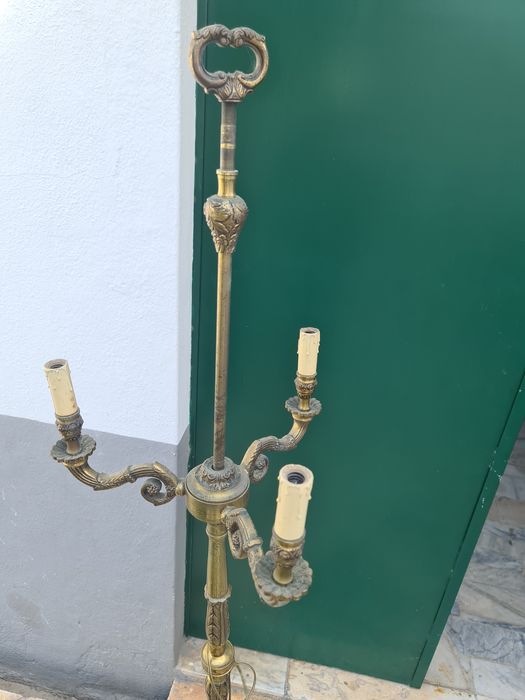 Candeeiro estilo antigo em metal pé alto