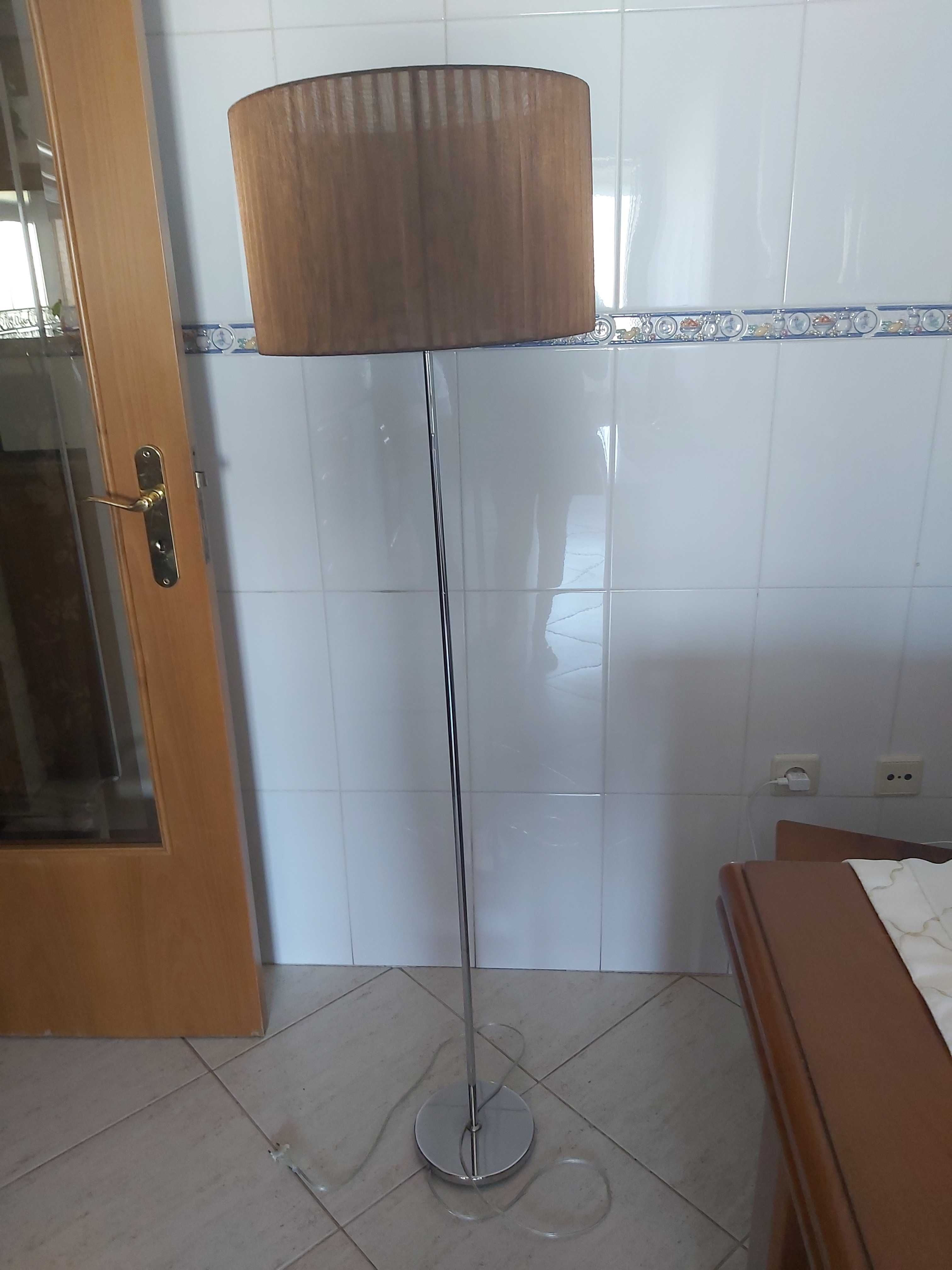 Candeeiro de pé  em excelente estado