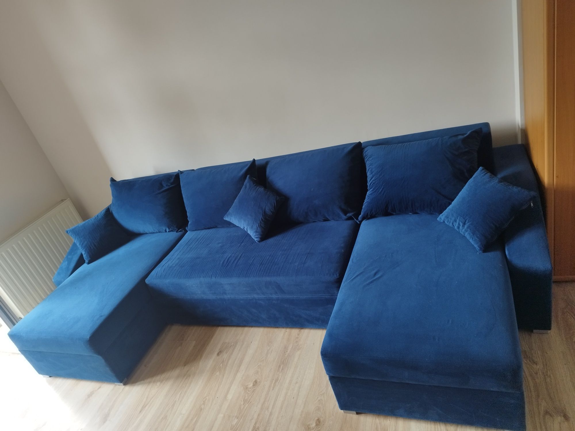 Sofa rozkładana z pojemnikiem na pościel