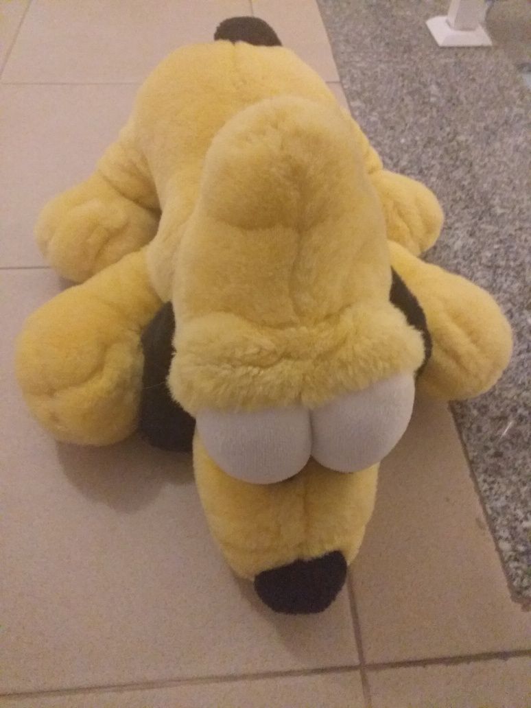 Pluto em peluche com pilhas