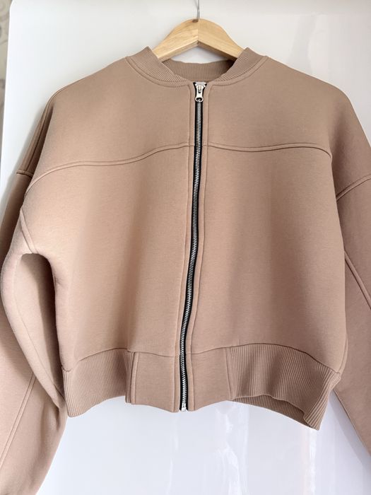 Жіночий бомбер на утепленні беж