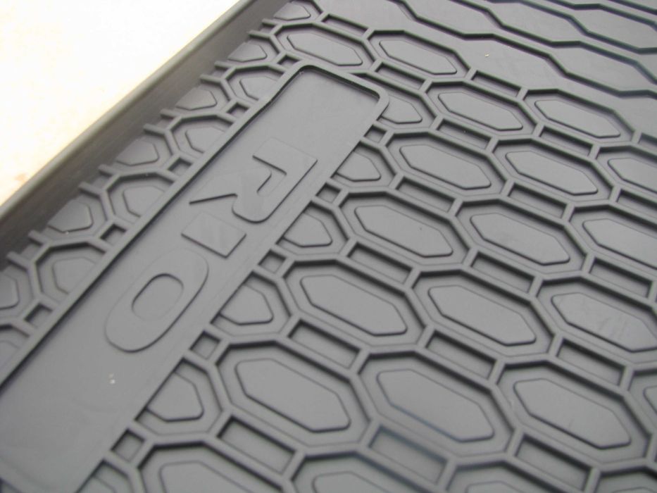 Dywaniki gumowe Kia Rio z logo od 2011 do 2016r .Wyprzedaż