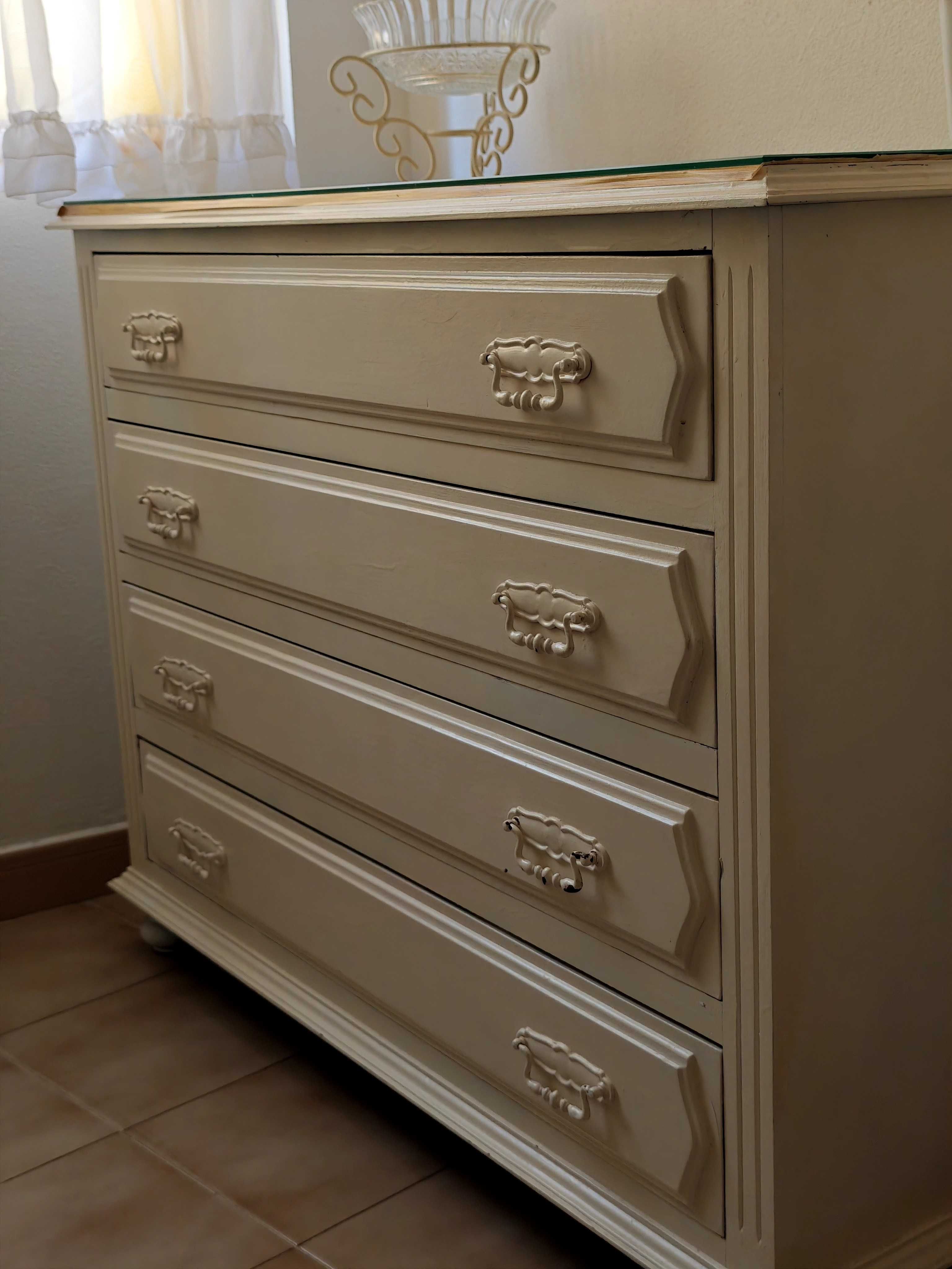 Mobilia de quarto (cama, colchão, cómoda e roupeiro)