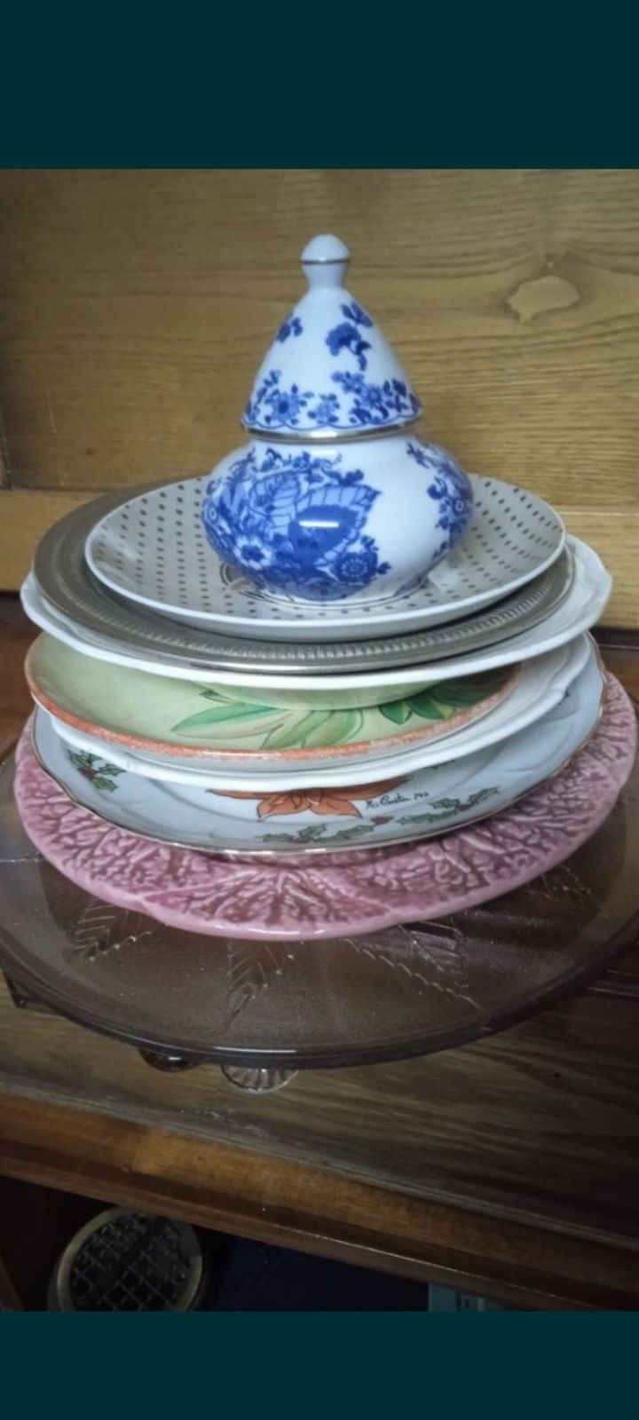 Vendo muitas peças de louça variadas