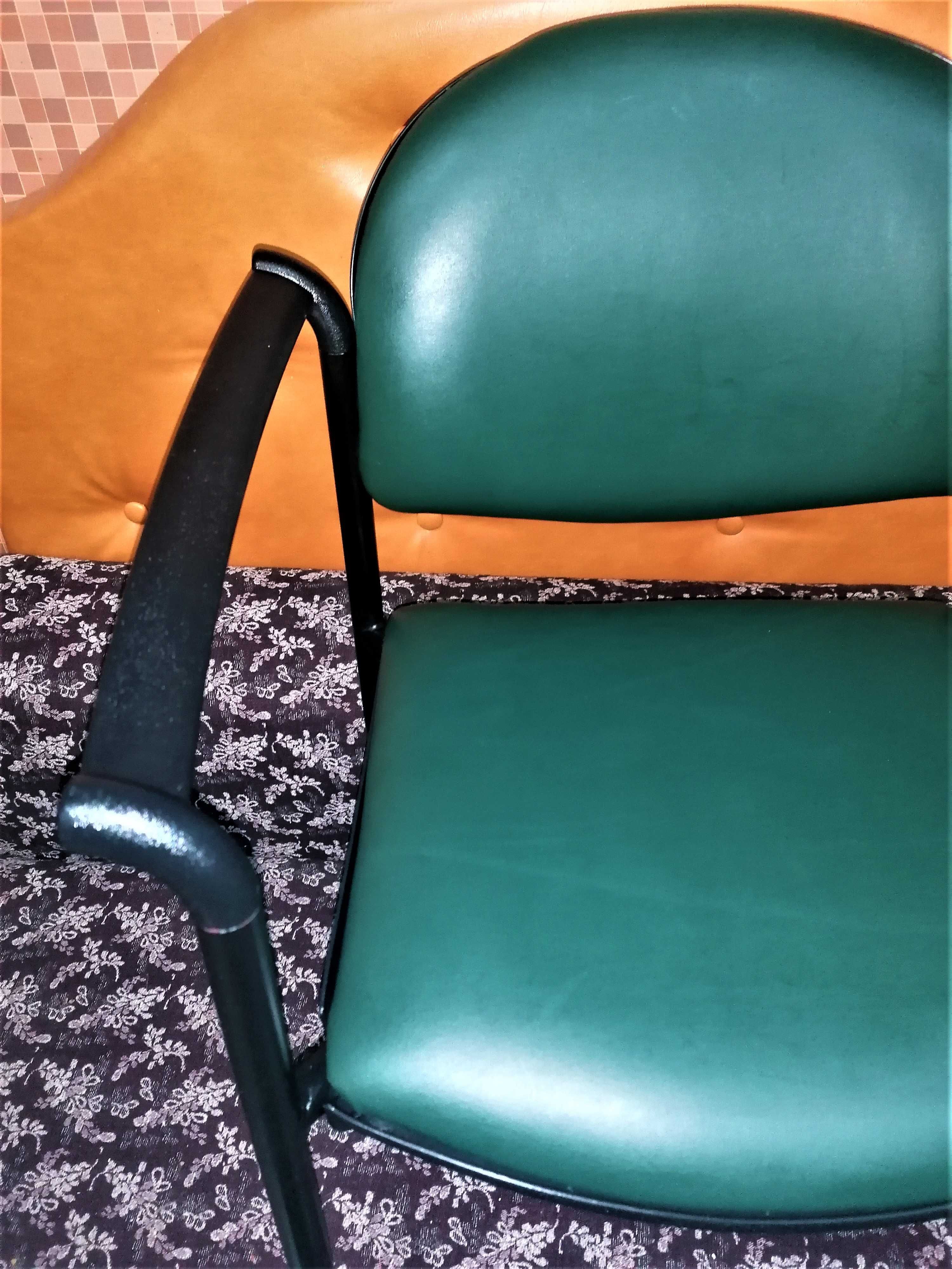 Крісла різні 2 шт    Диван НЕ розкл. 2.00х0.72 м.