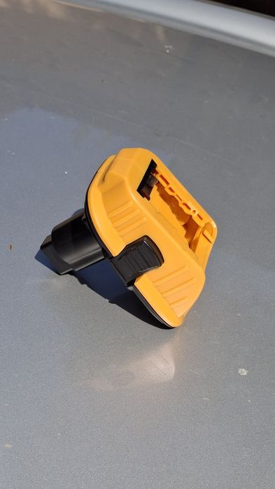 2x Adapter/przejściówka ze strarego typu Dewalt(18/14V) na nowy 18V