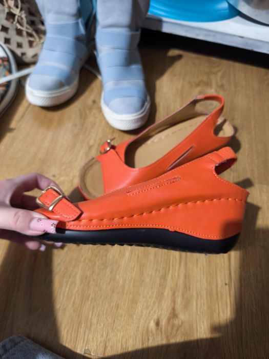 Buty na małym koturnie